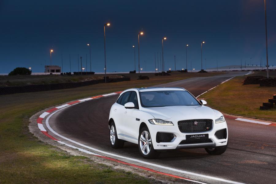  Jaguar F-Pace S 30d AWD 2016 года  (ZA) (фото 18 из 27)